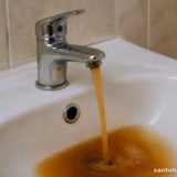 Чому з крана йде іржава вода і що з цим робити