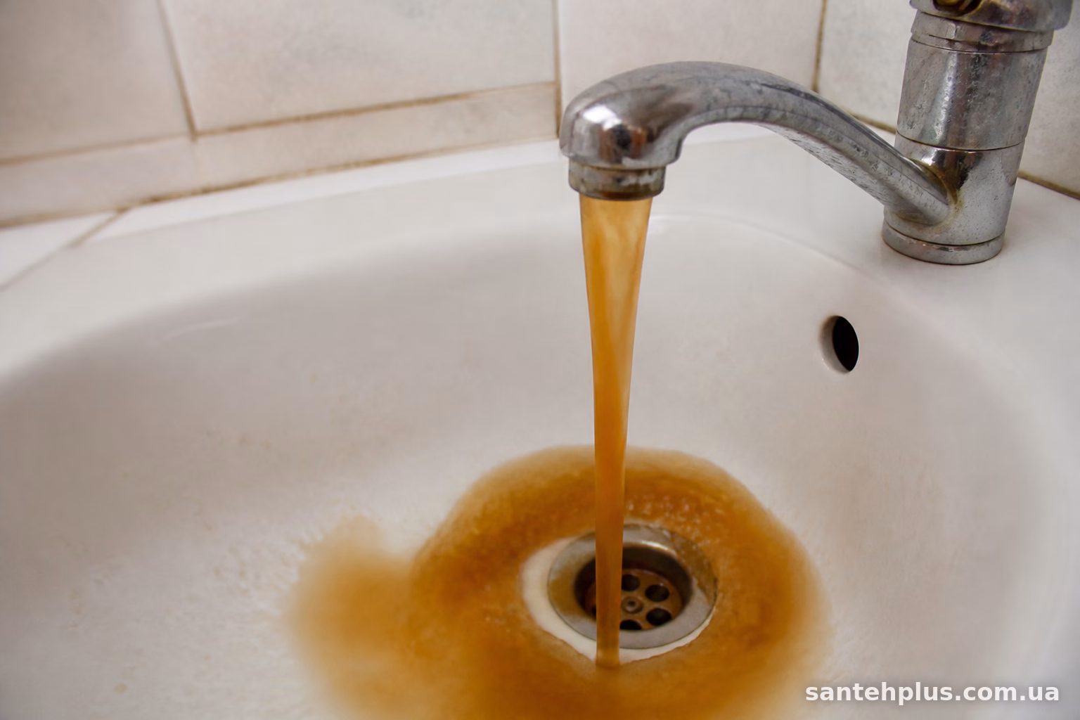 Небезпечно чи ні пити таку воду